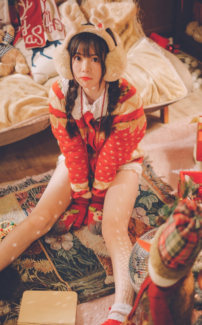 麻花辫美女白皙大长腿居家写真