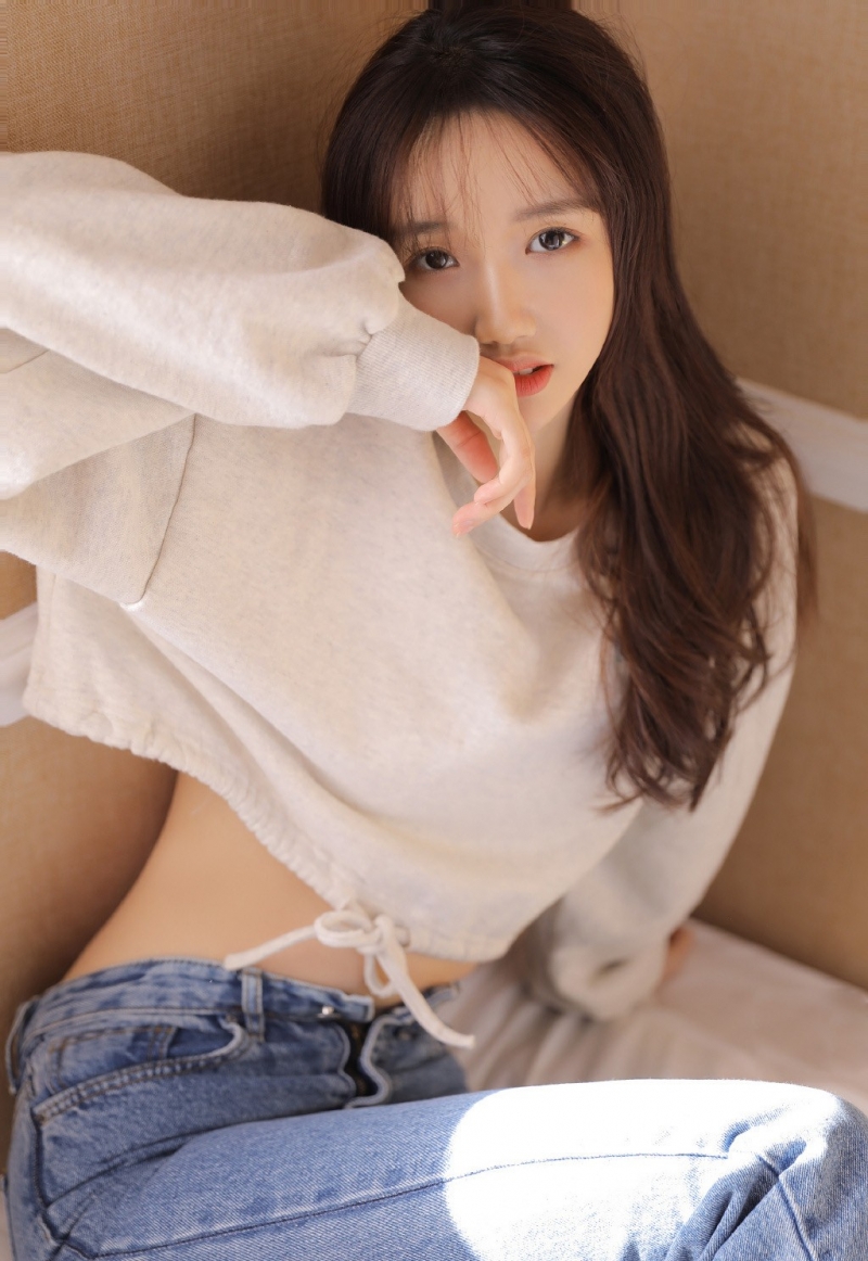 牛仔裤美女纤细小蛮腰床上写真