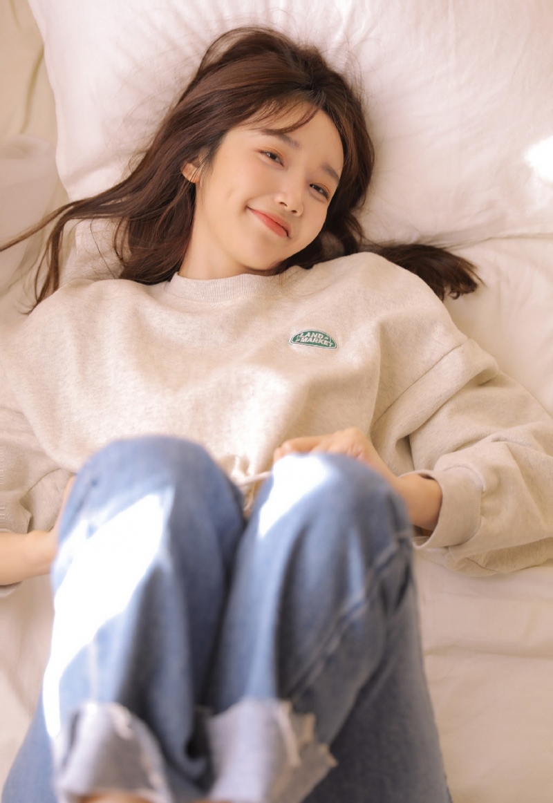 牛仔裤美女纤细小蛮腰床上写真