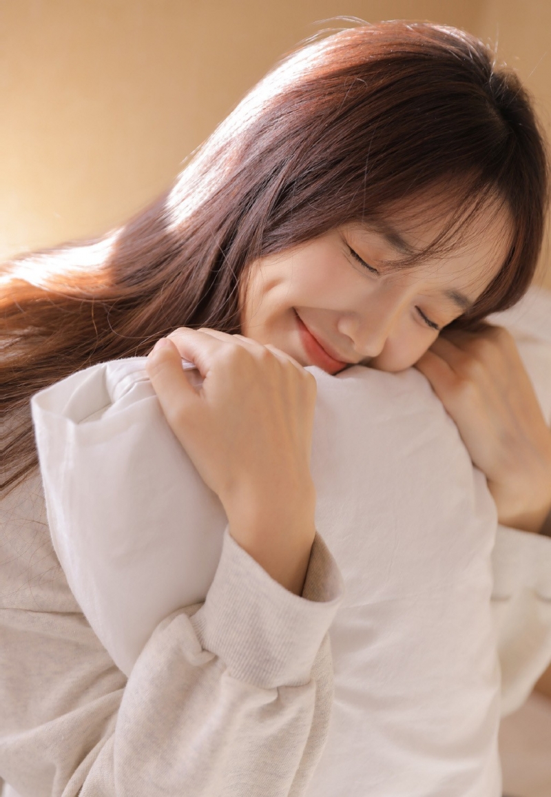 牛仔裤美女纤细小蛮腰床上写真