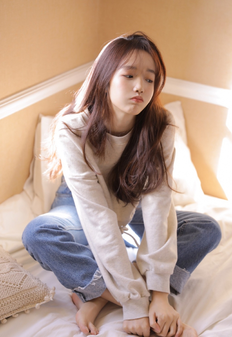 牛仔裤美女纤细小蛮腰床上写真