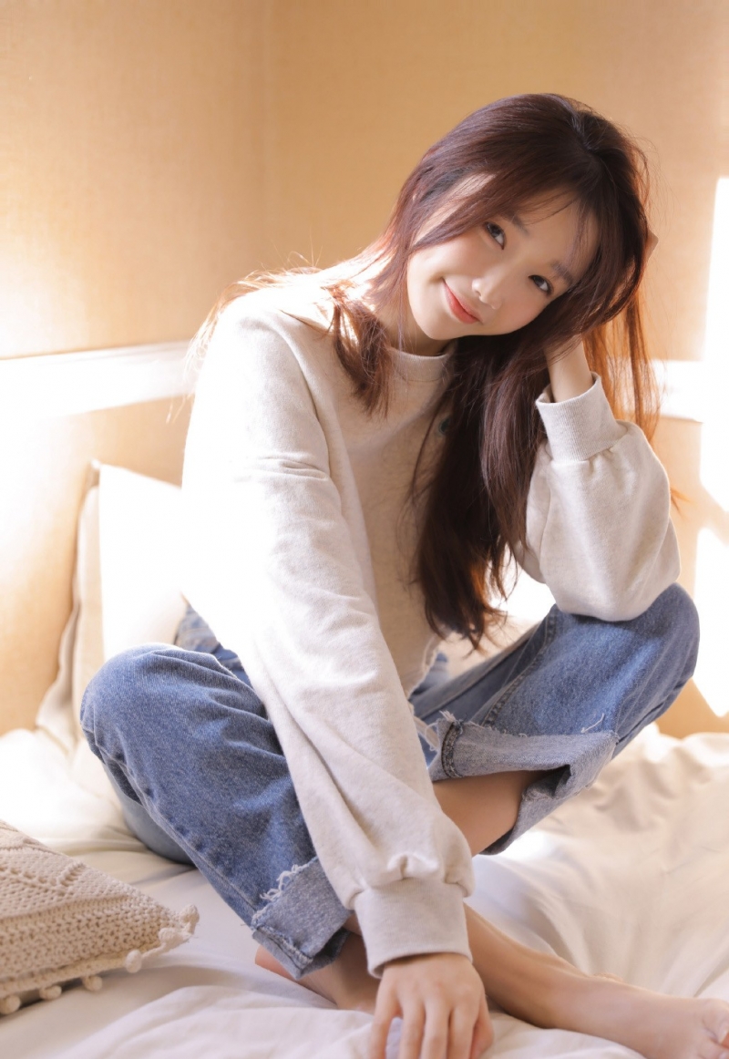 牛仔裤美女纤细小蛮腰床上写真
