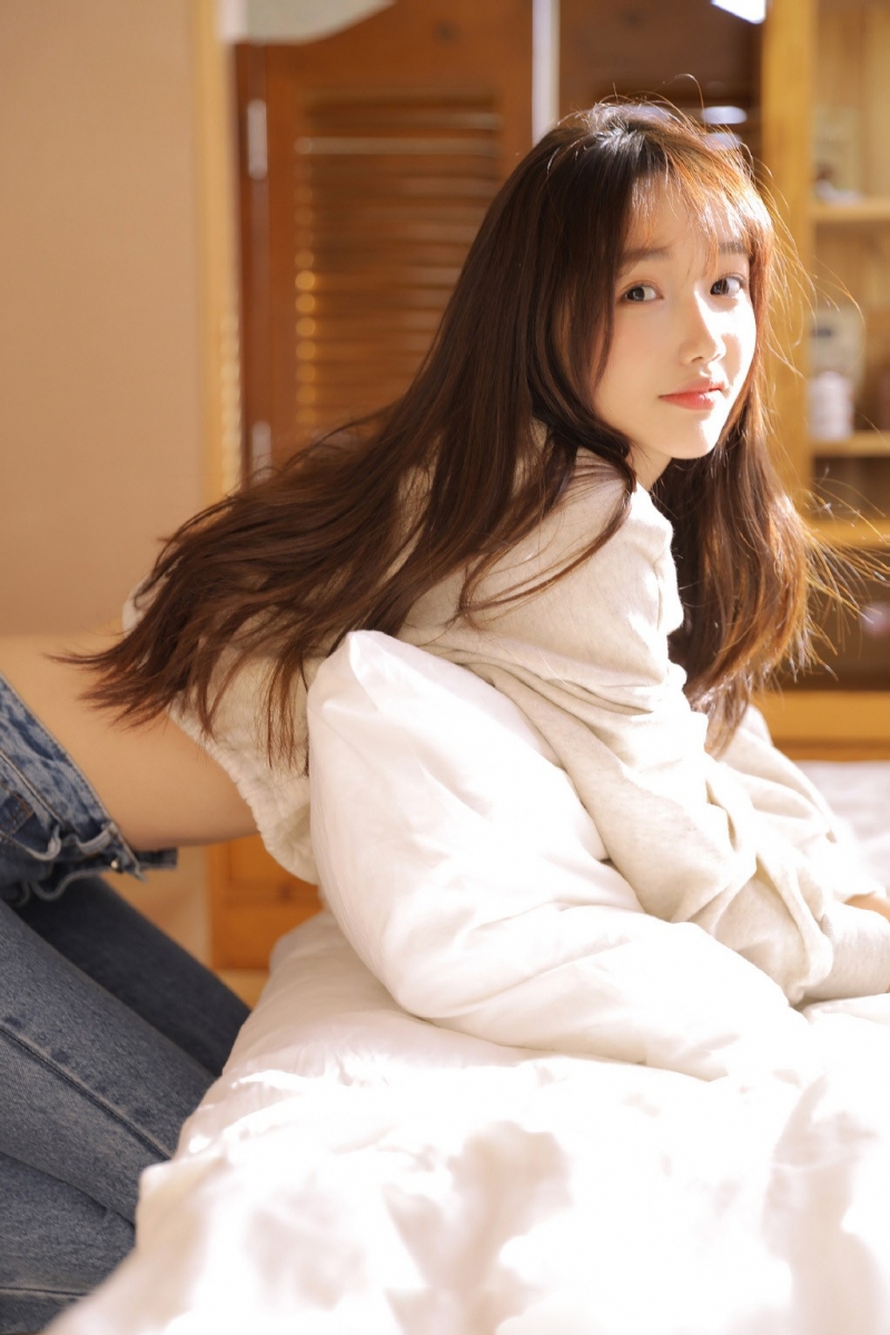 牛仔裤美女纤细小蛮腰床上写真