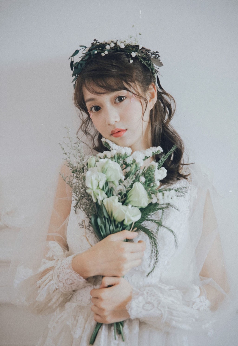 元气少女蕾丝纱裙白嫩肌肤美图