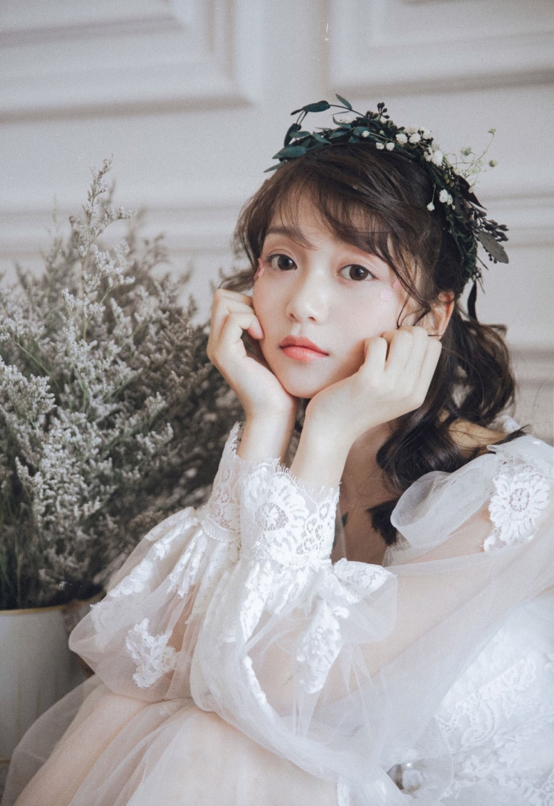 元气少女蕾丝纱裙白嫩肌肤美图