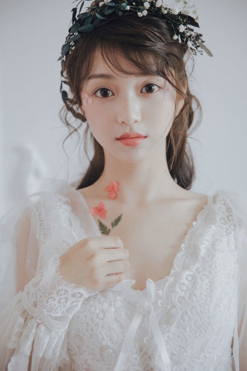 元气少女蕾丝纱裙白嫩肌肤美图