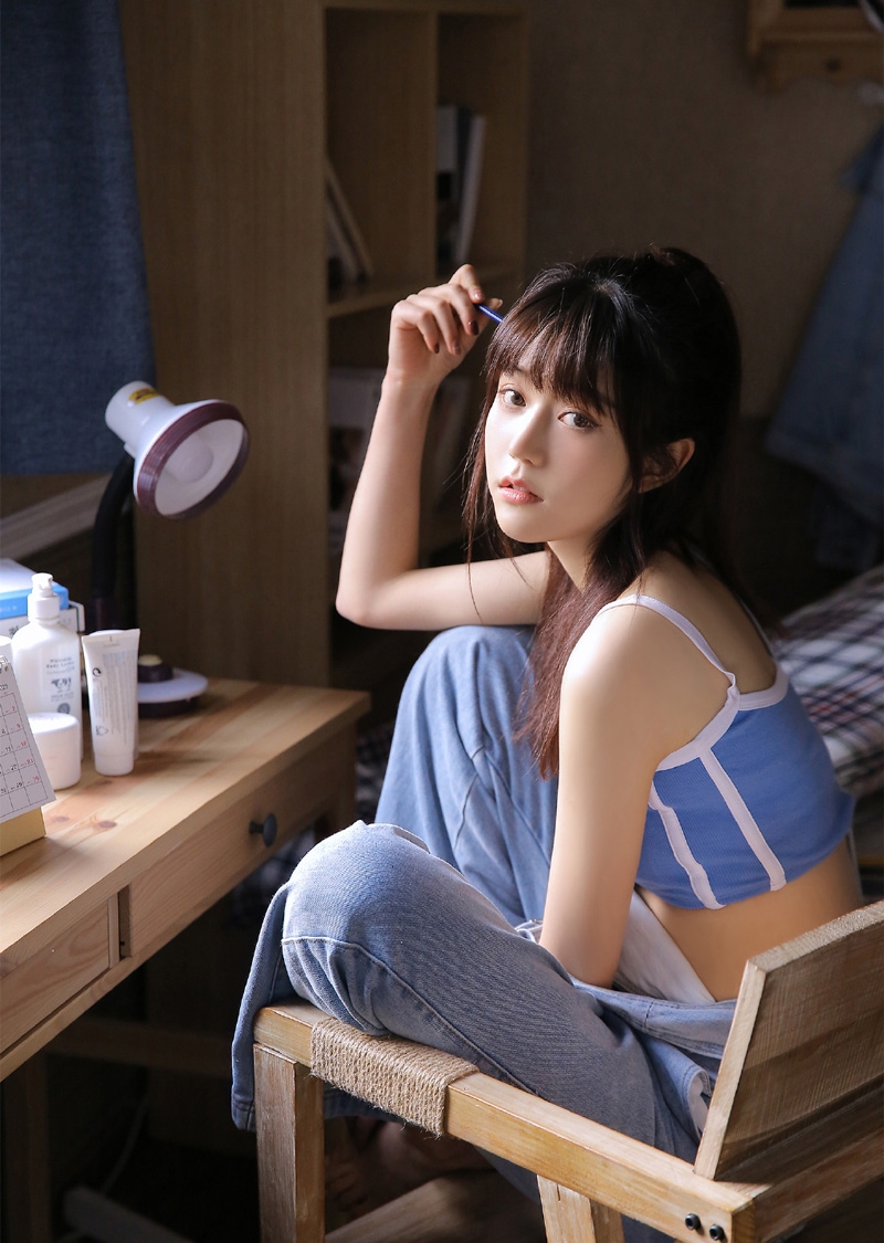 牛仔背带裤小姐姐室内个人写真