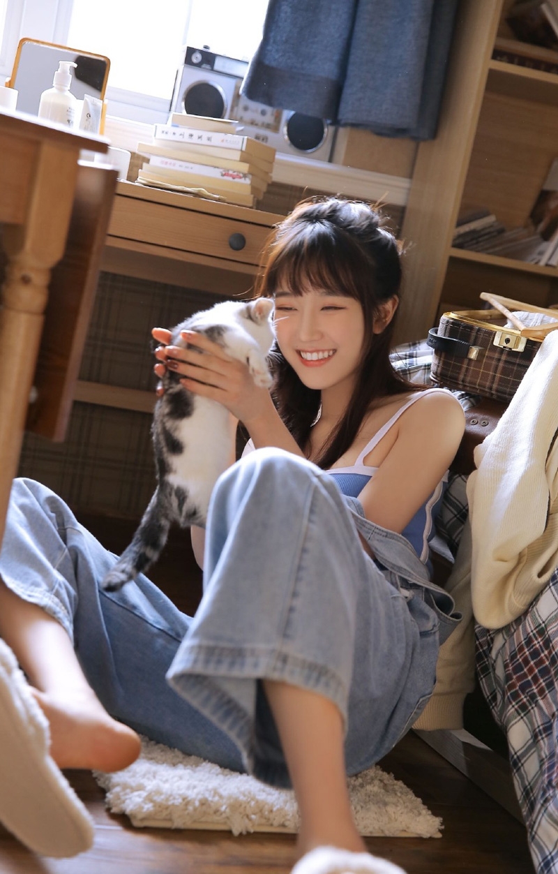 牛仔背带裤小姐姐室内个人写真