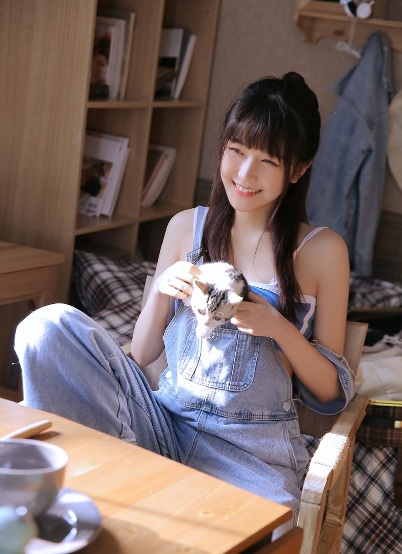 牛仔背带裤小姐姐室内个人写真