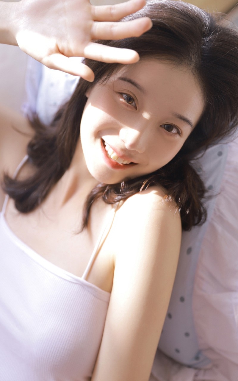 吊带美女牛仔热裤美腿玉足写真