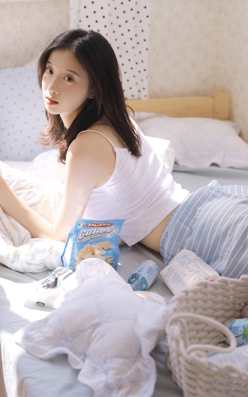 吊带美女牛仔热裤美腿玉足写真