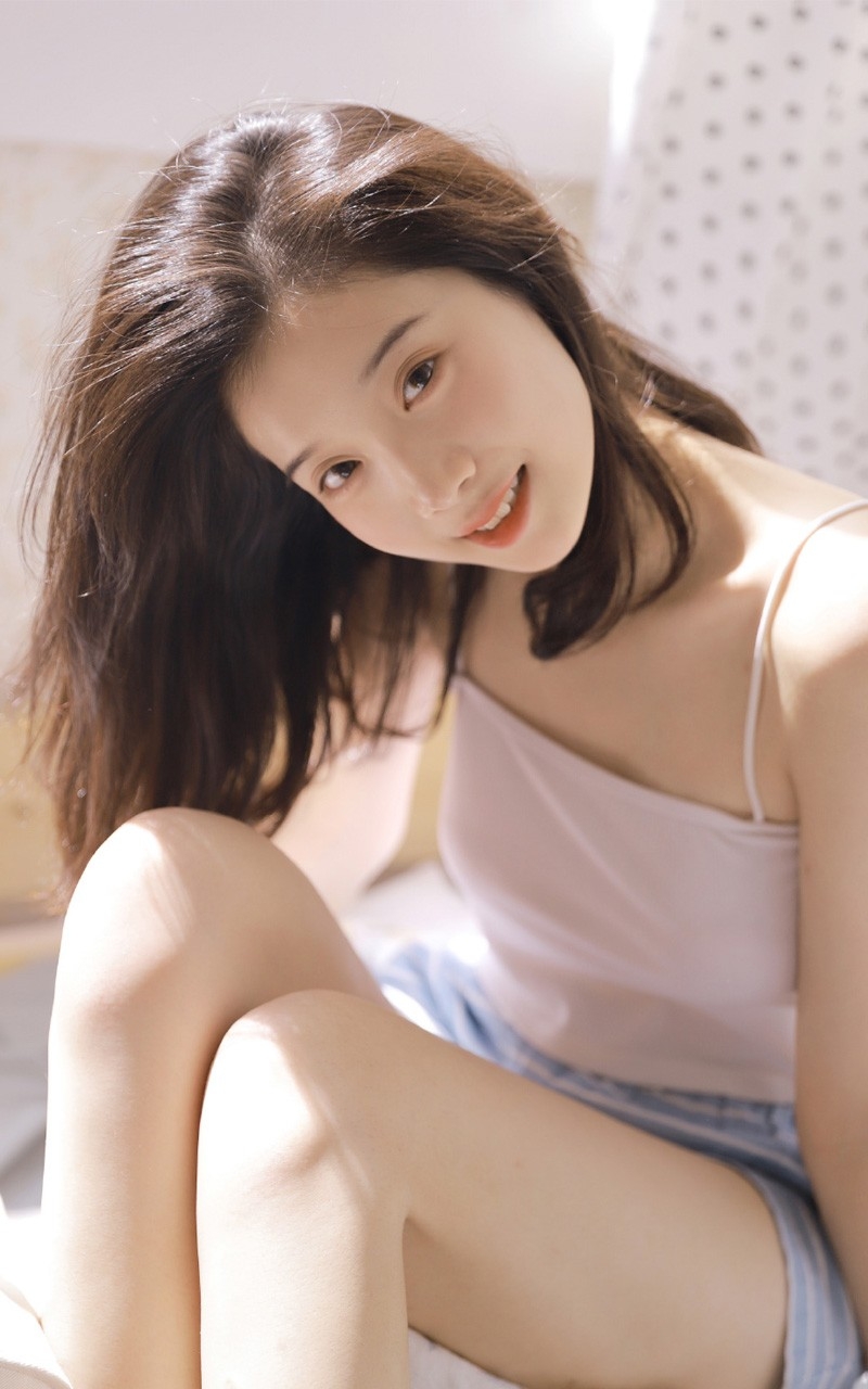 吊带美女牛仔热裤美腿玉足写真