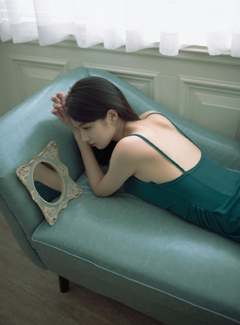 长发美女吊带短裙香肩美背图片