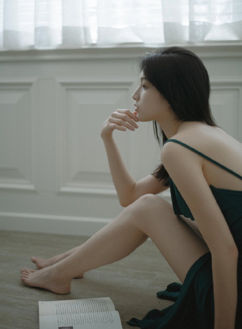 长发美女吊带短裙香肩美背图片