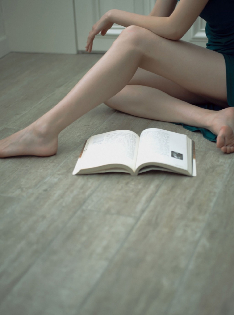 长发美女吊带短裙香肩美背图片