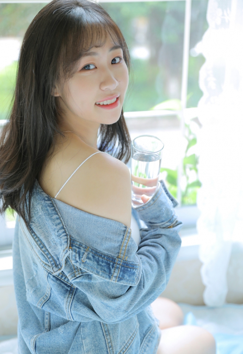 甜美女孩吊带香肩清新可人套图