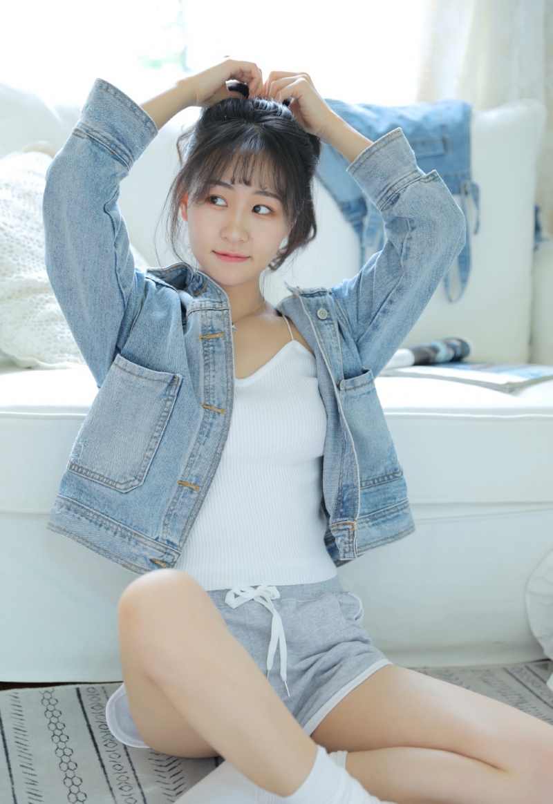甜美女孩吊带香肩清新可人套图