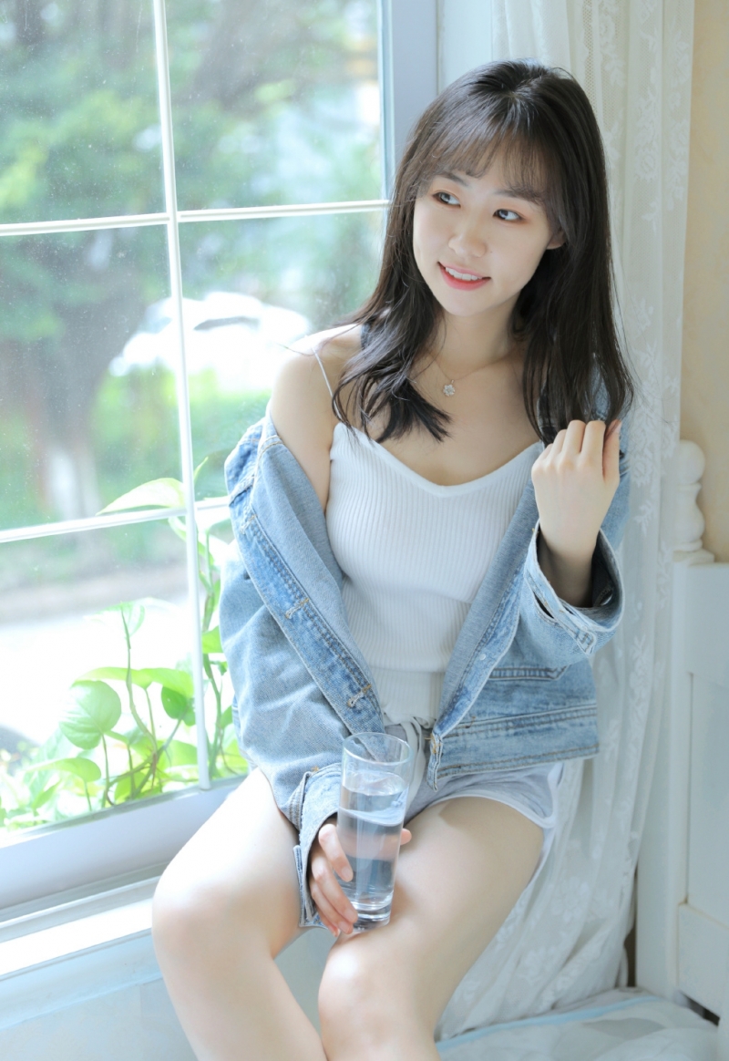 甜美女孩吊带香肩清新可人套图