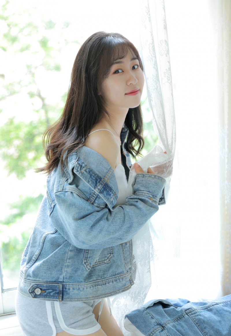 甜美女孩吊带香肩清新可人套图