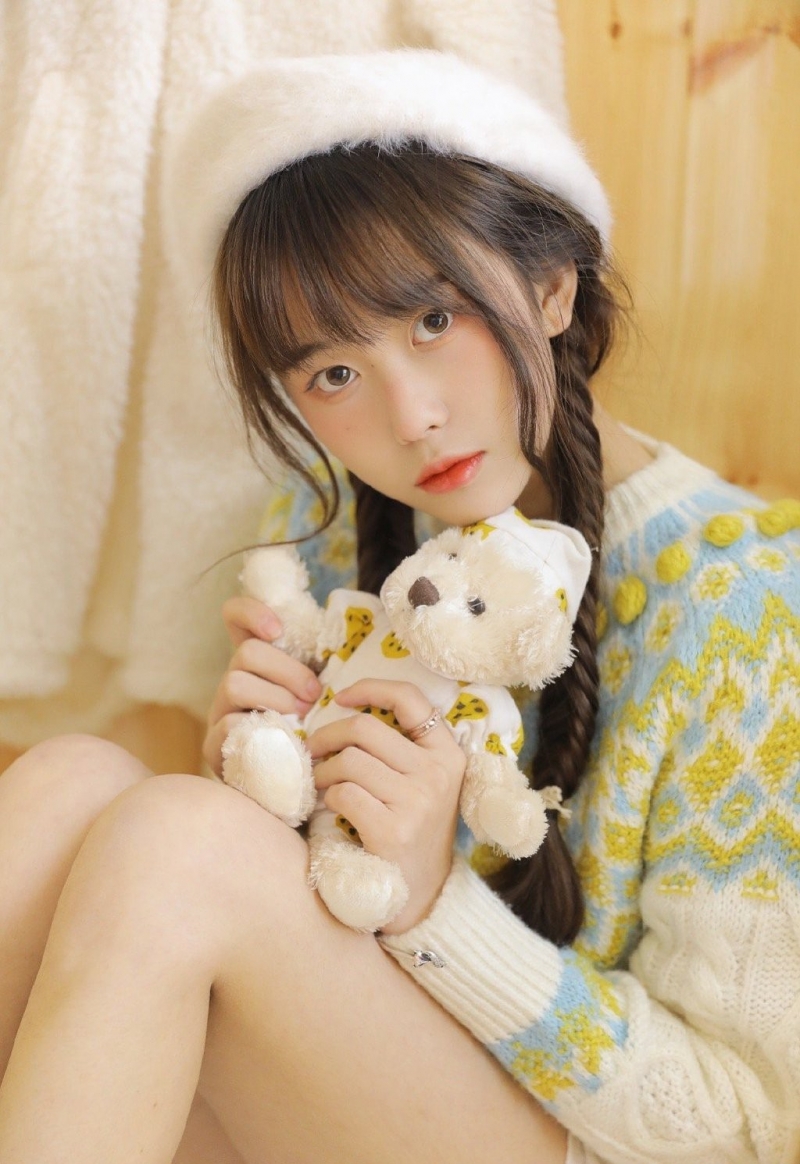 贝雷帽美眉韩式麻花辫私房写真