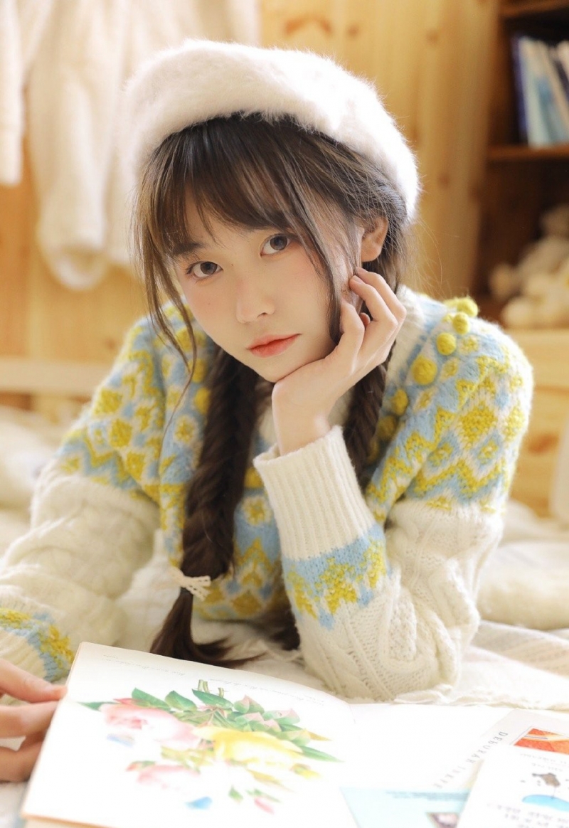 贝雷帽美眉韩式麻花辫私房写真