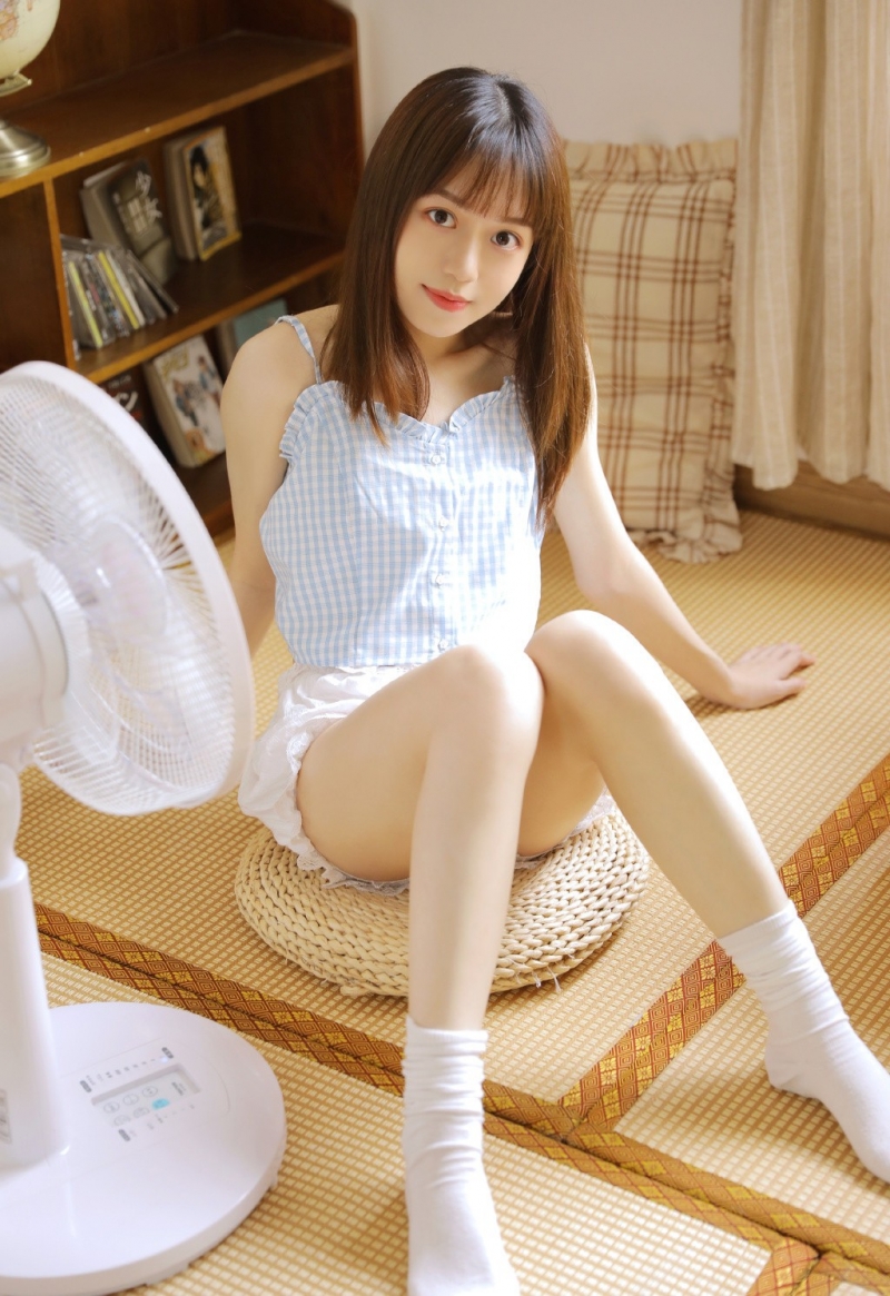 呆萌少女吊带短裤苗条身材图片