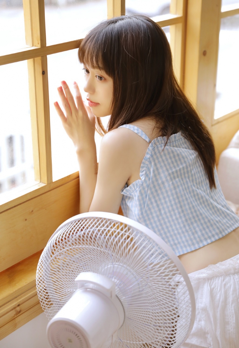 呆萌少女吊带短裤苗条身材图片