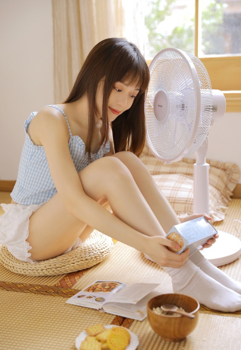 呆萌少女吊带短裤苗条身材图片