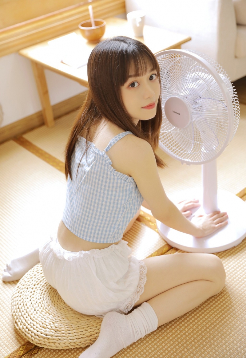 呆萌少女吊带短裤苗条身材图片