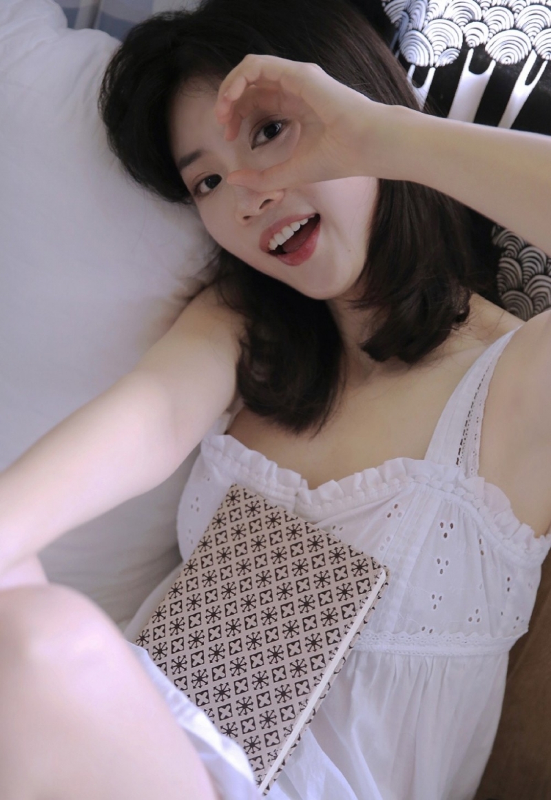 清纯美女吊带白裙唯美动人写真