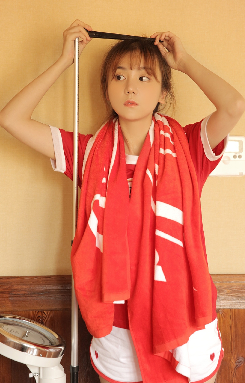 可爱甜心运动裤大长腿私房写真