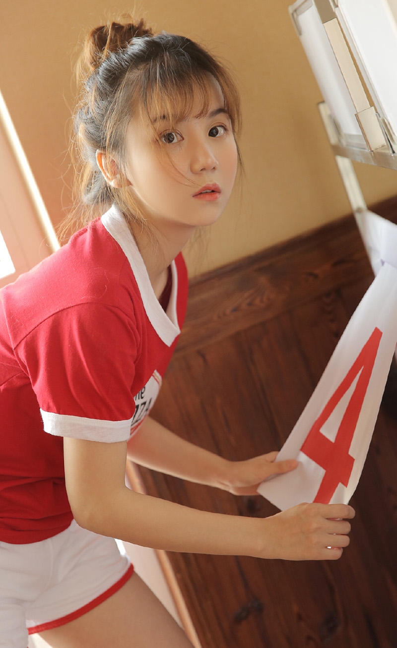 可爱甜心运动裤大长腿私房写真