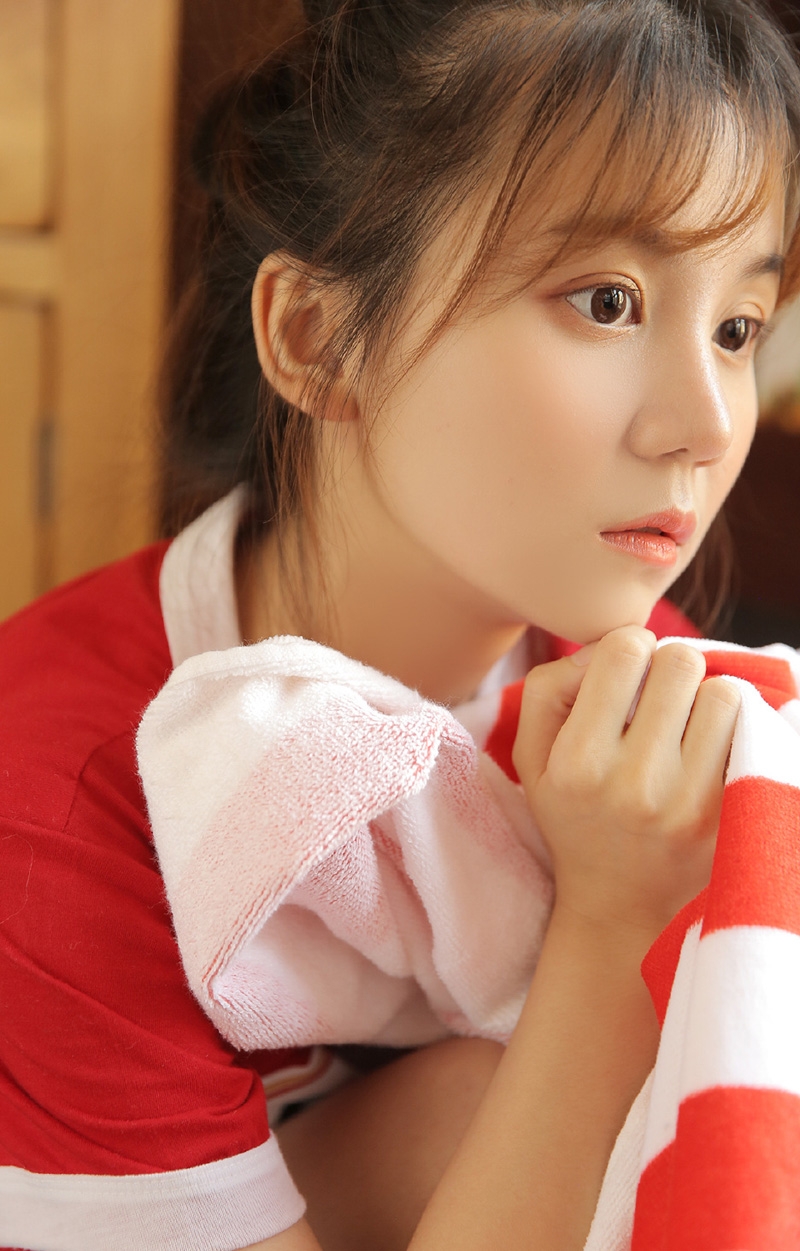 可爱甜心运动裤大长腿私房写真