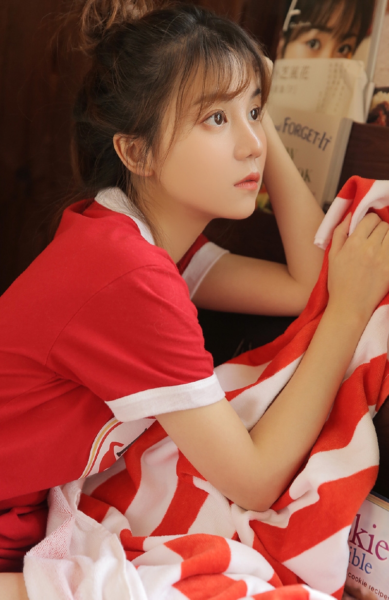 可爱甜心运动裤大长腿私房写真