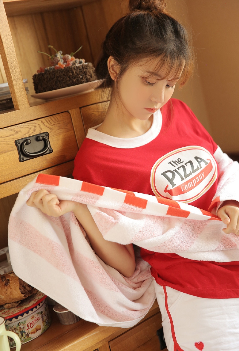 可爱甜心运动裤大长腿私房写真