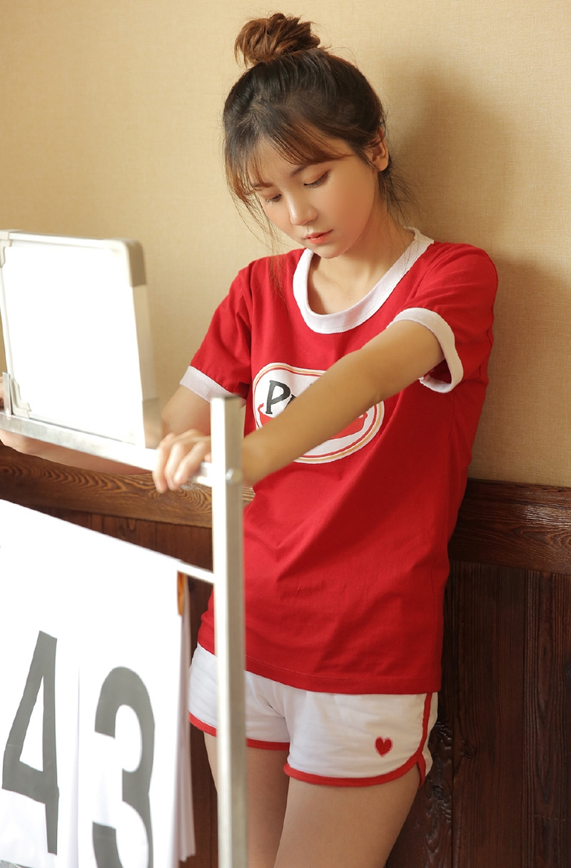 可爱甜心运动裤大长腿私房写真