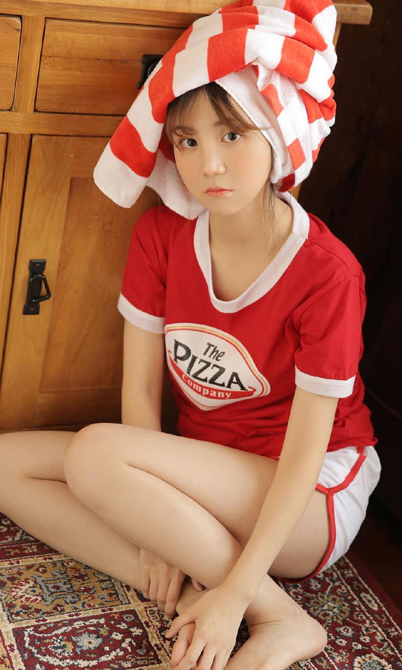 可爱甜心运动裤大长腿私房写真