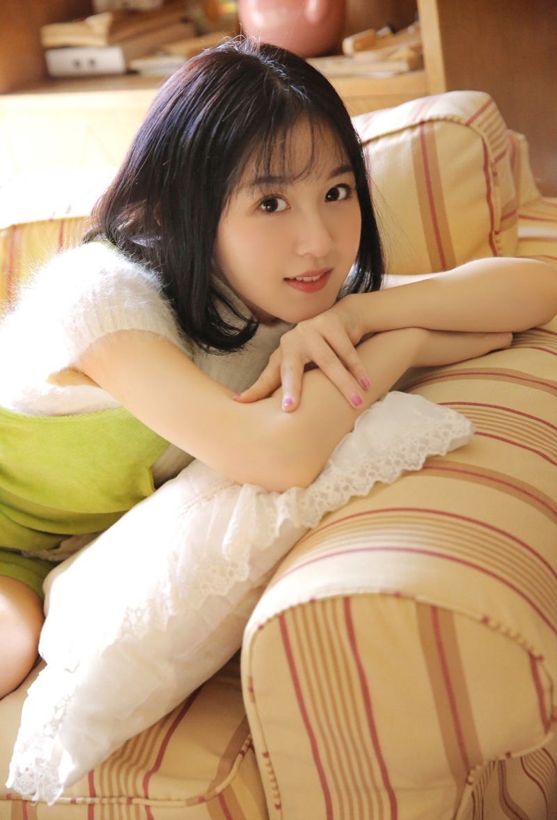 元气少女齐肩短发乖巧文静写真