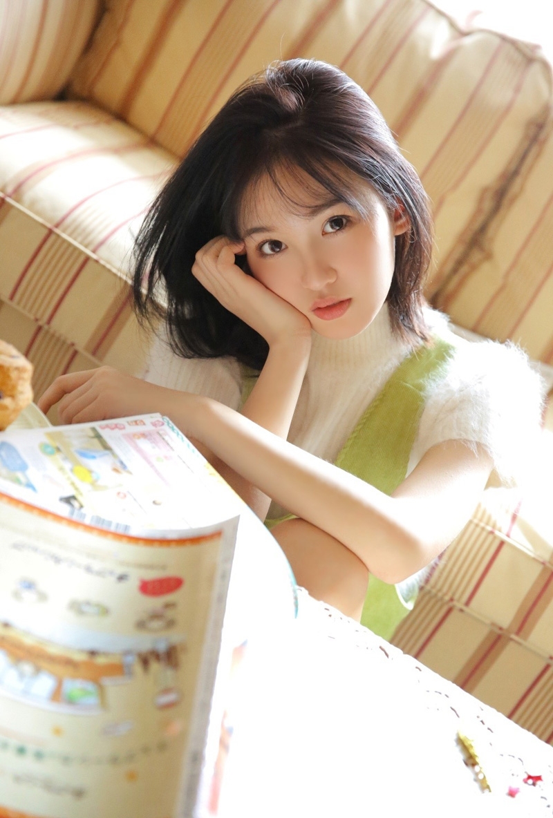 元气少女齐肩短发乖巧文静写真