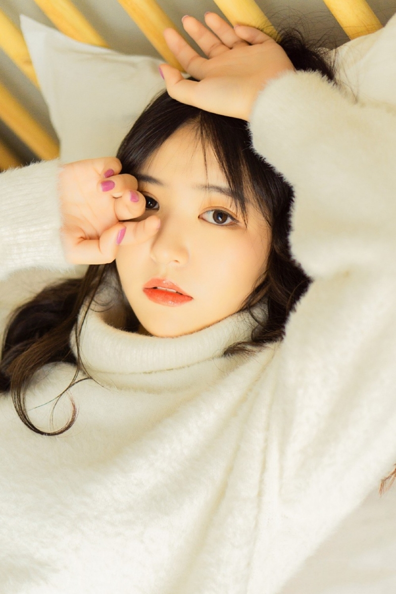 毛衣美女长发披肩温婉动人美图