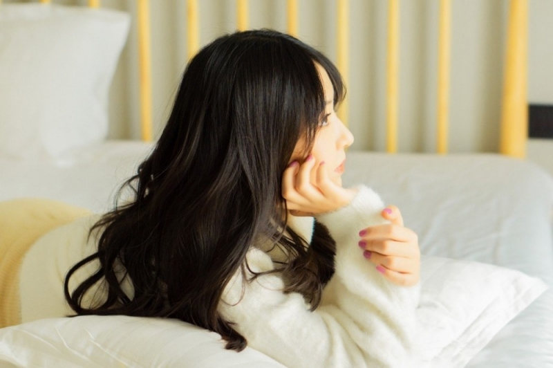 毛衣美女长发披肩温婉动人美图