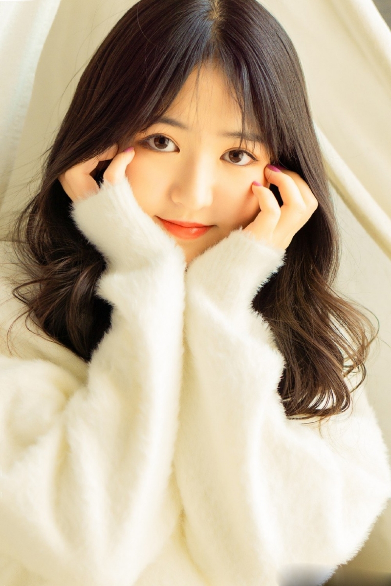 毛衣美女长发披肩温婉动人美图