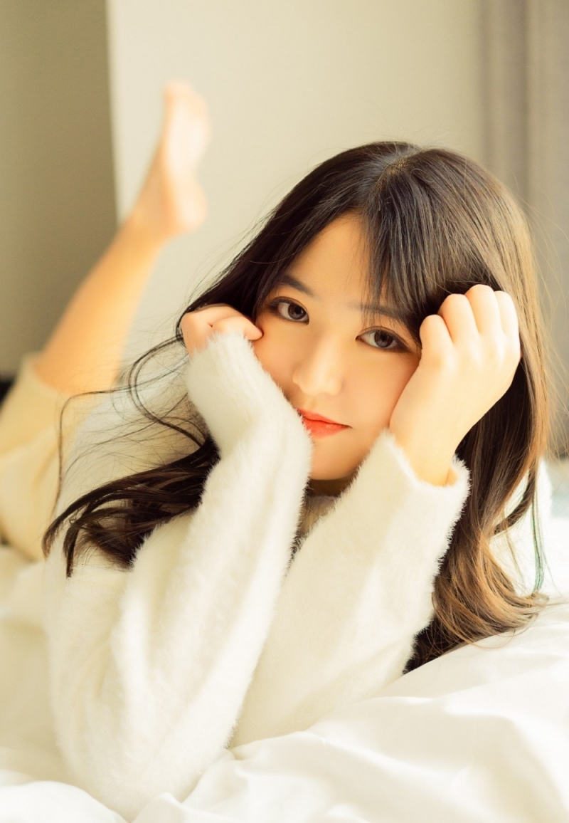 毛衣美女长发披肩温婉动人美图