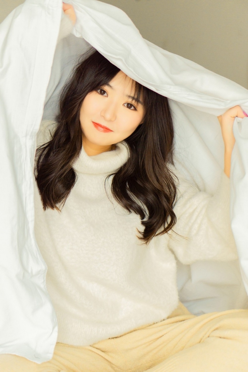 毛衣美女长发披肩温婉动人美图