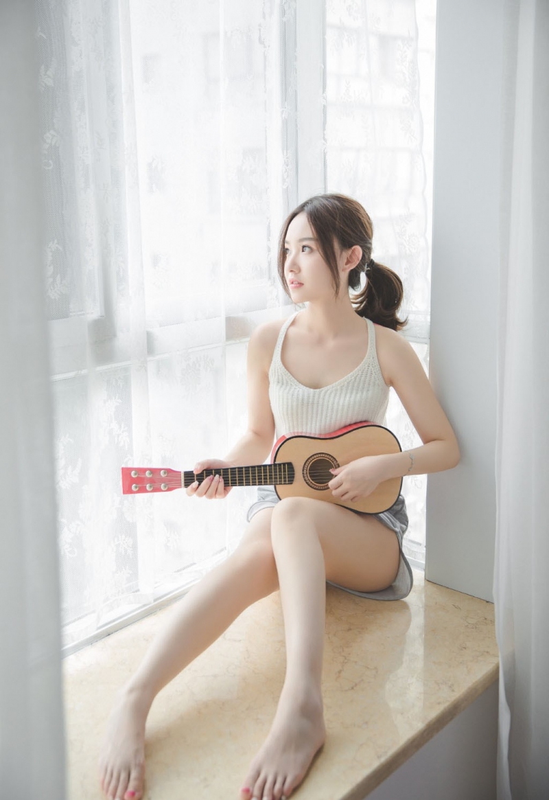 早安少女白嫩肌肤吹弹可破写真