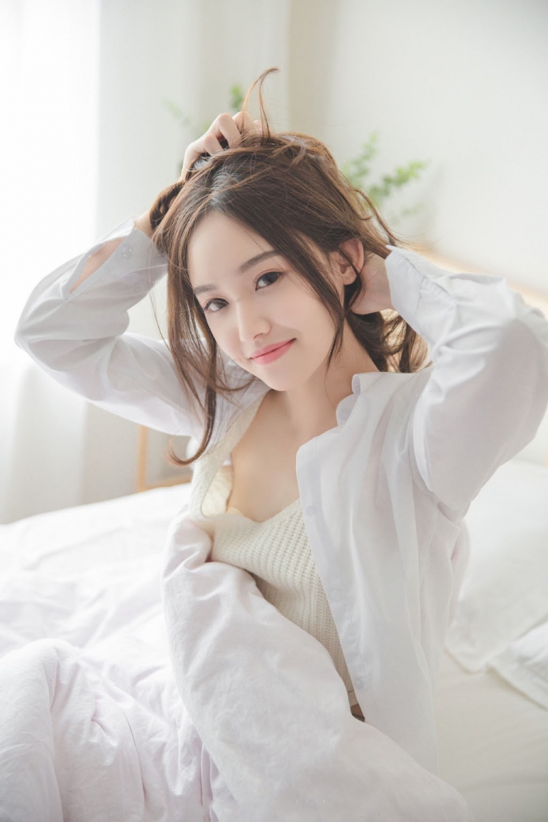 早安少女白嫩肌肤吹弹可破写真