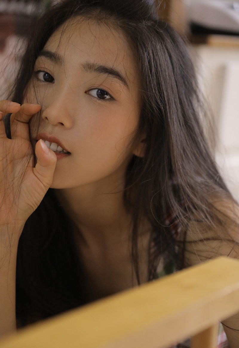 邻家女孩长发披肩室内个人写真