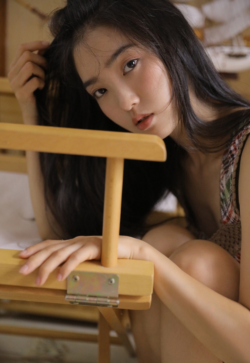 邻家女孩长发披肩室内个人写真