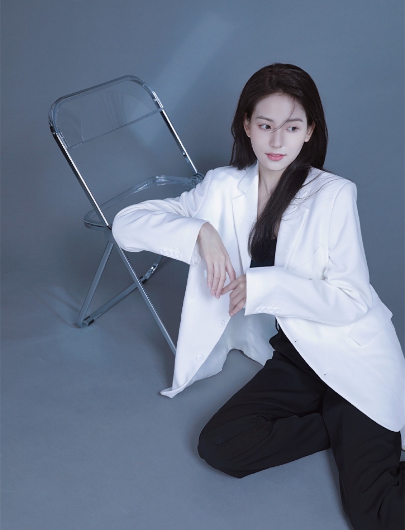 西装美女御姐清冷气质艺术写真