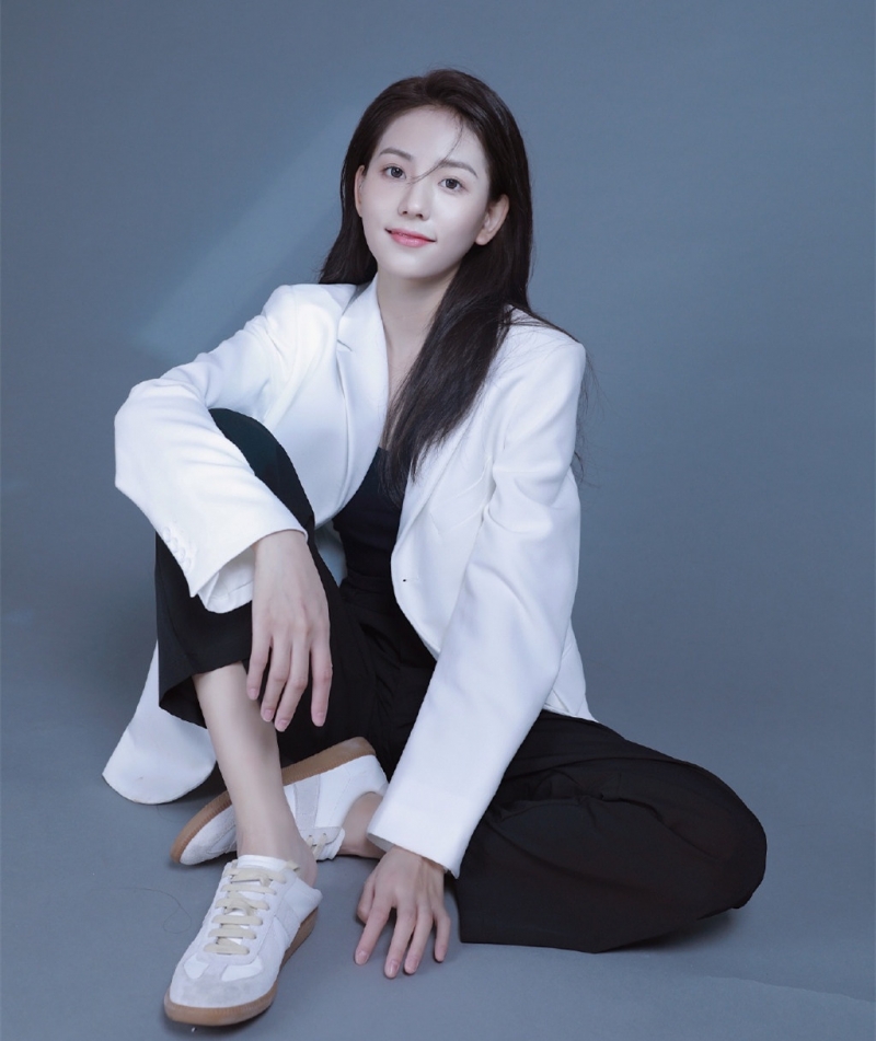 西装美女御姐清冷气质艺术写真